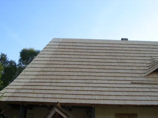 Detail plochy strechy z rezaného dreveného šindľa