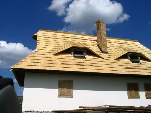 Šindľová strecha s oblúkovými vikiermi (volské oká)